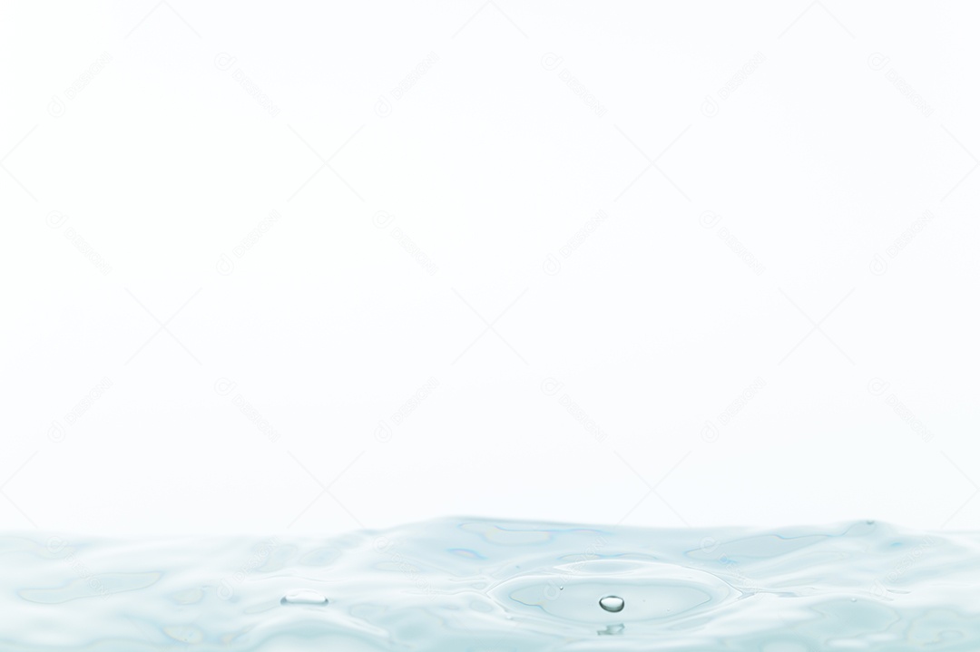 Gotas de água e ondas de água em um fundo branco