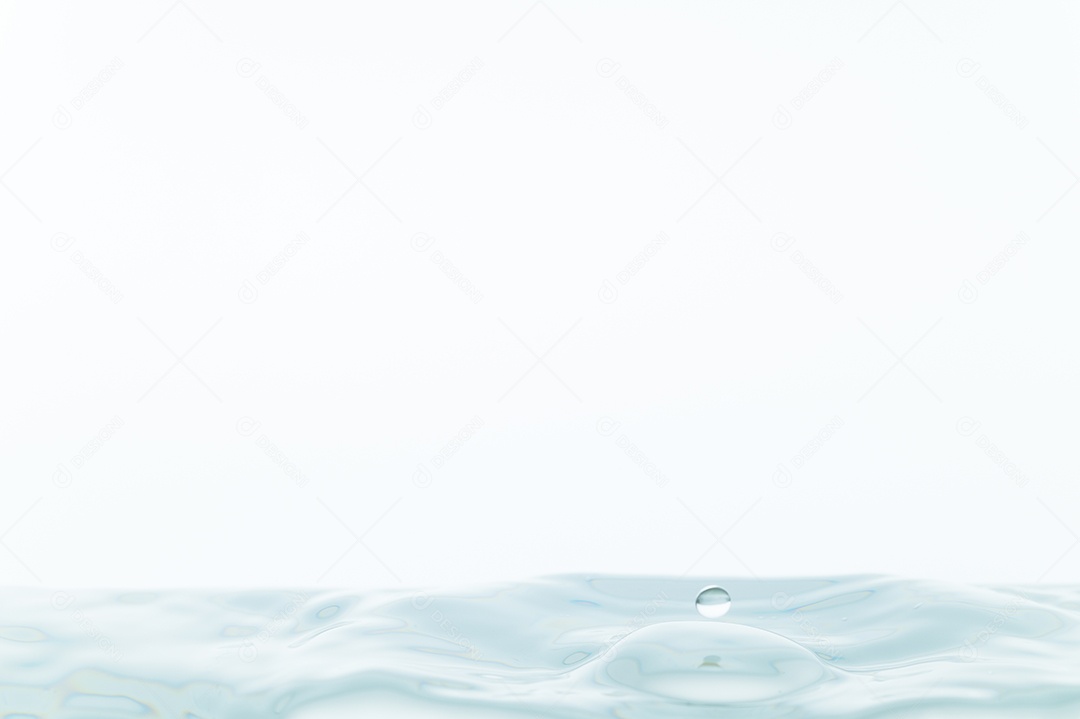 Gotas de água e ondas de água em um fundo branco