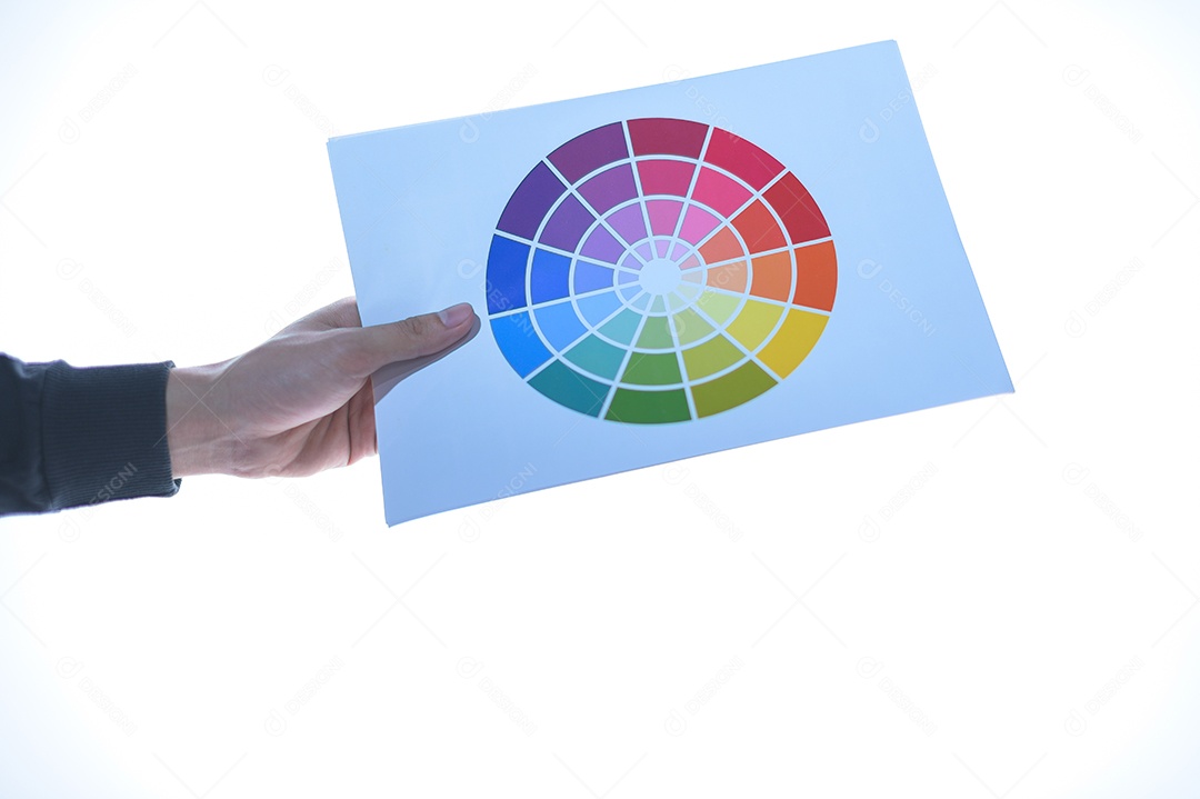 Mão de homem de negócios segurando uma mesa de papel de teste de cor. pano de fundo branco