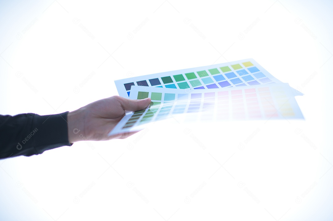 Mão de homem de negócios segurando uma mesa de papel de teste de cor. pano de fundo branco