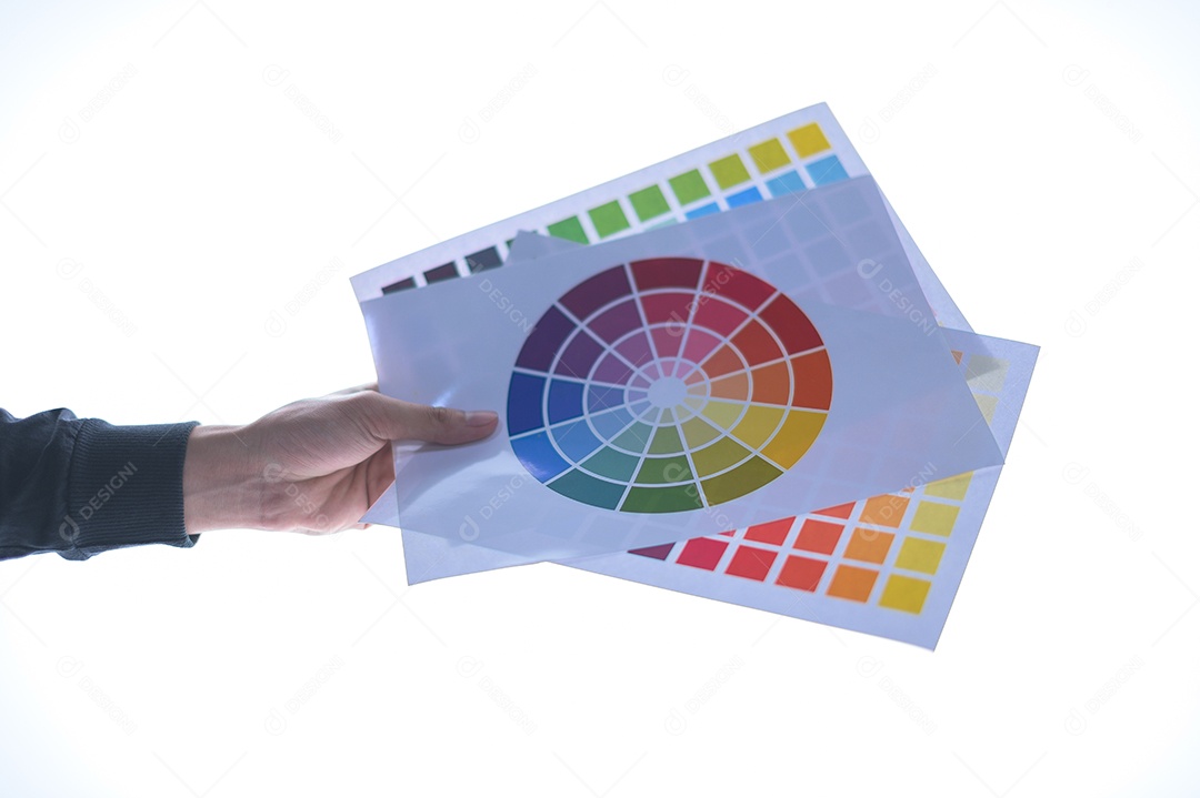 Mão de homem de negócios segurando uma mesa de papel de teste de cor. pano de fundo branco