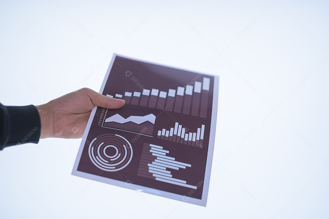 Mão de empresário segurando um documento. Fundo branco de cenas.