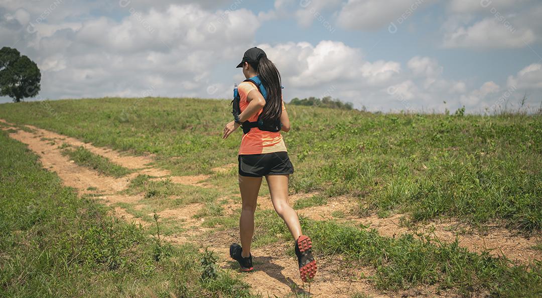 Jovens corredores de trilha ativos no topo de uma montanha à tarde, corredores de ultramaratona se aventurando ao ar livre