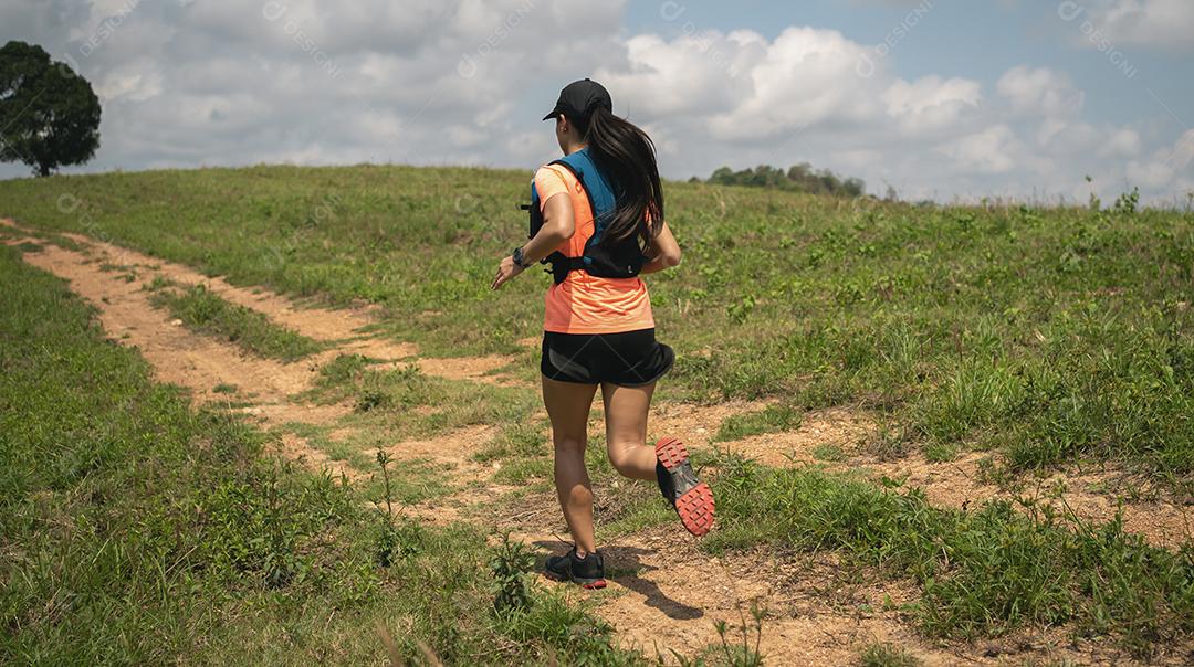 Jovens corredores de trilha ativos no topo de uma montanha à tarde, corredores de ultramaratona se aventurando ao ar livre