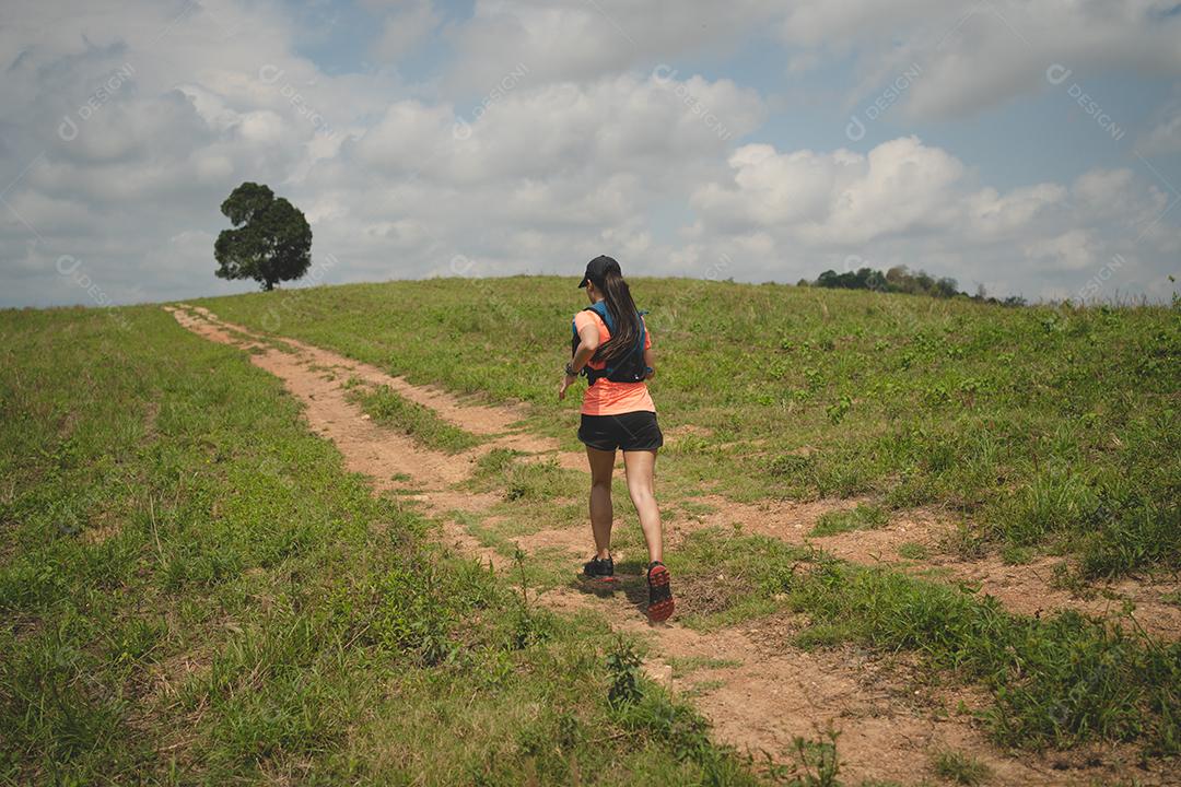 Jovens corredores de trilha ativos no topo de uma montanha à tarde, corredores de ultramaratona se aventurando ao ar livre