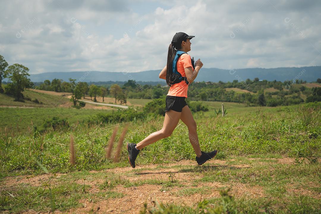 Jovens corredores de trilha ativos no topo de uma montanha à tarde, corredores de ultramaratona se aventurando ao ar livre