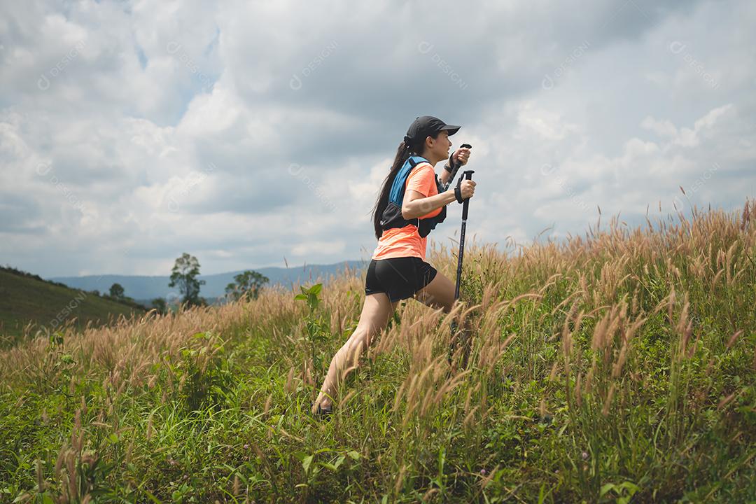 Jovens corredores de trilha ativos no topo de uma montanha à tarde, corredores de ultramaratona se aventurando ao ar livre