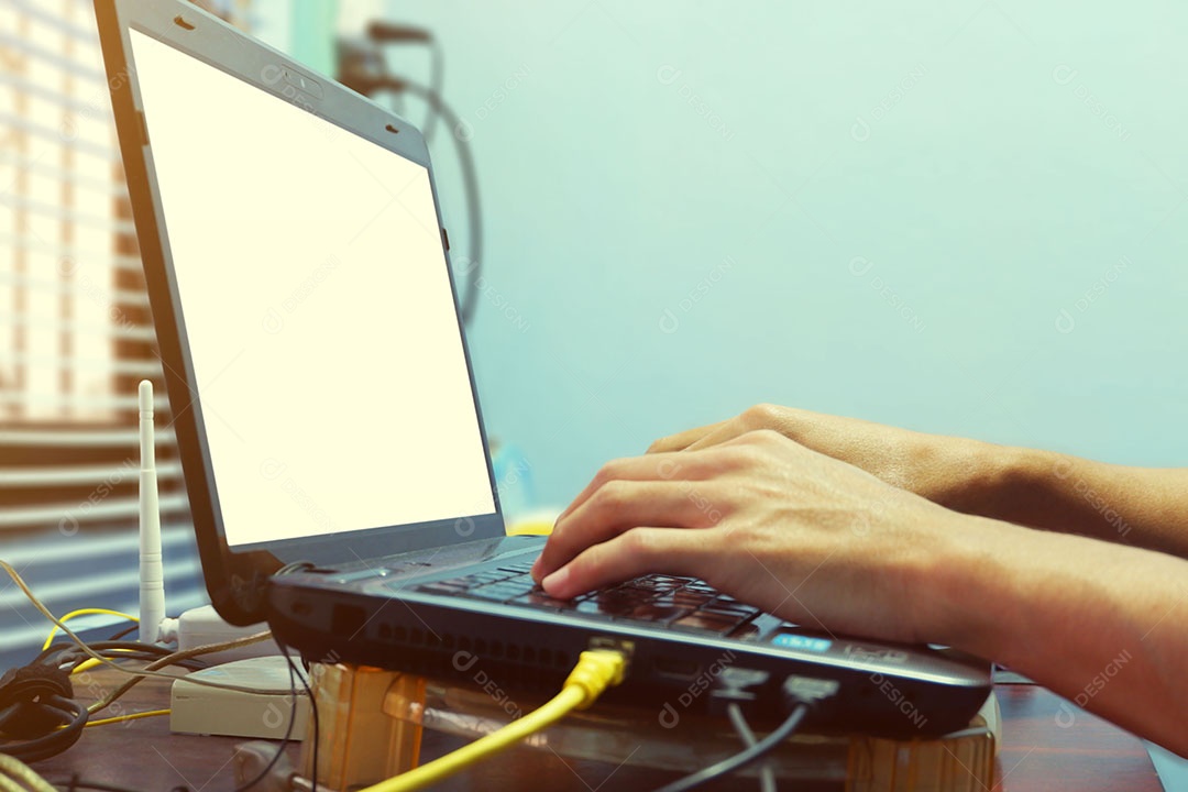 Usando smartphones com um notebook para trabalhar juntos.