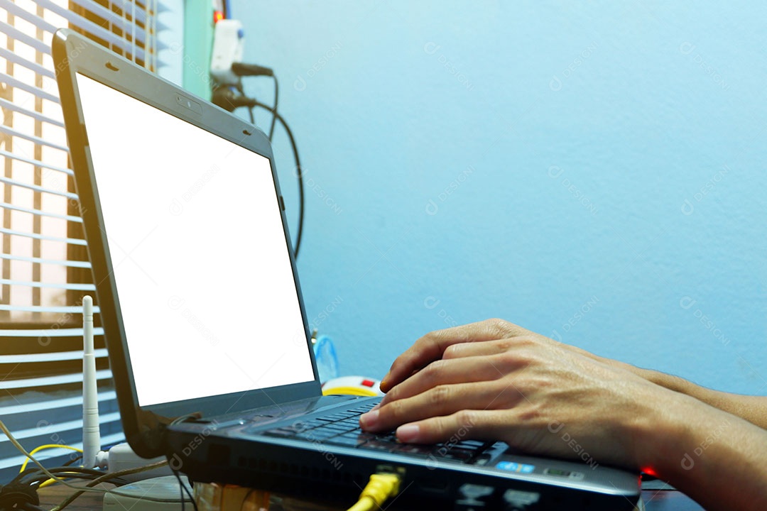 Usando smartphones com um notebook para trabalhar juntos.