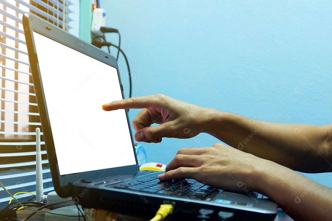 Usando smartphones com um notebook para trabalhar juntos.