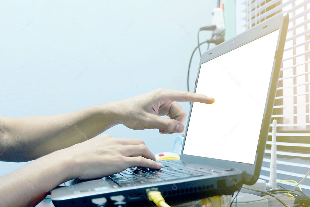 Usando smartphones com um notebook para trabalhar juntos.