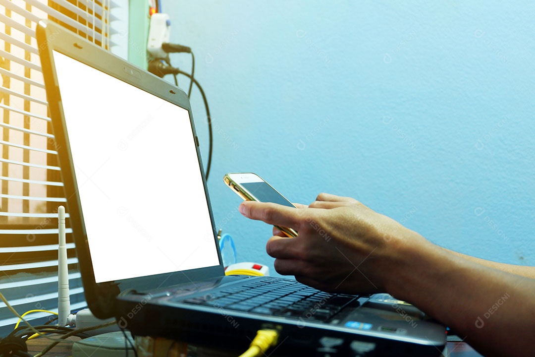 Usando smartphones com um notebook para trabalhar juntos.