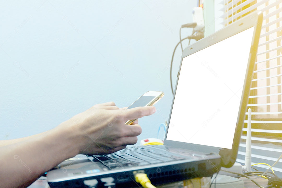 Usando smartphones com um notebook para trabalhar juntos.