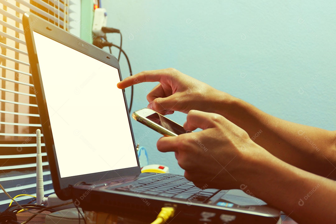 Usando smartphones com um notebook para trabalhar juntos.