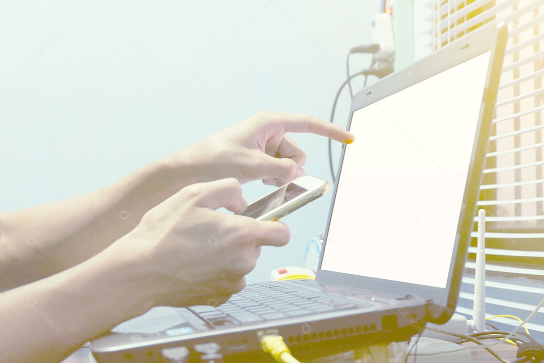 Usando smartphones com um notebook para trabalhar juntos.