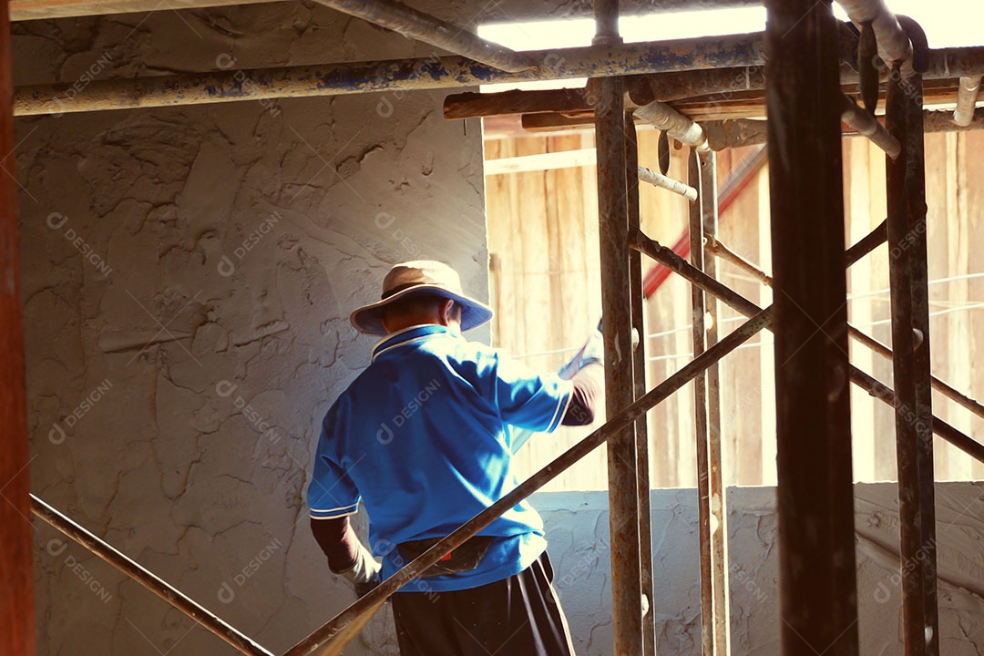 Pedreiro é revestir parede com argamassa de cimento