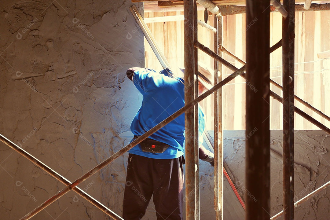 Pedreiro é revestir parede com argamassa de cimento