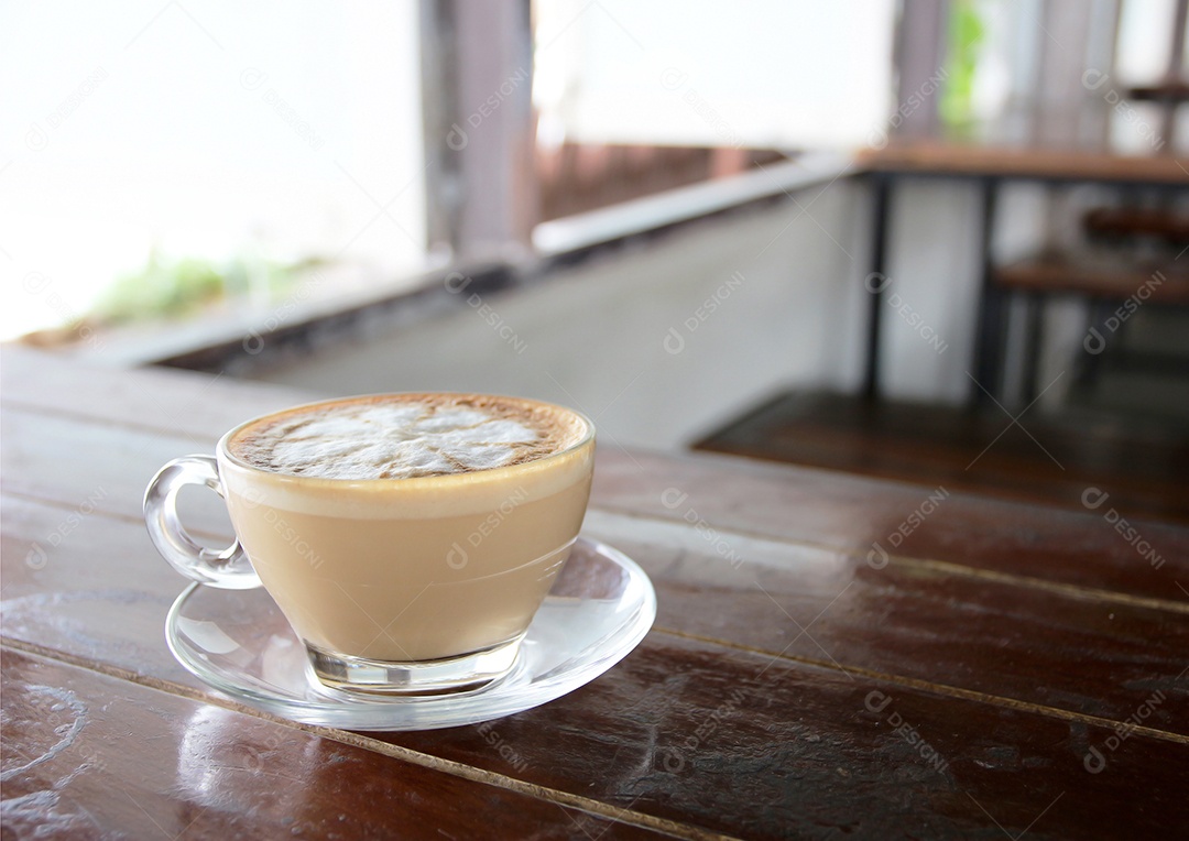 Xícara de café na mesa no restaurante cafeteria