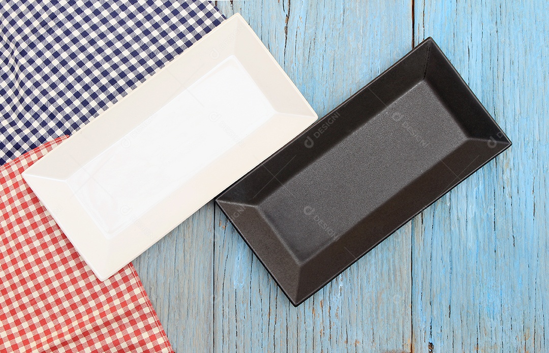 Prato preto e branco na toalha de mesa no fundo da mesa de madeira