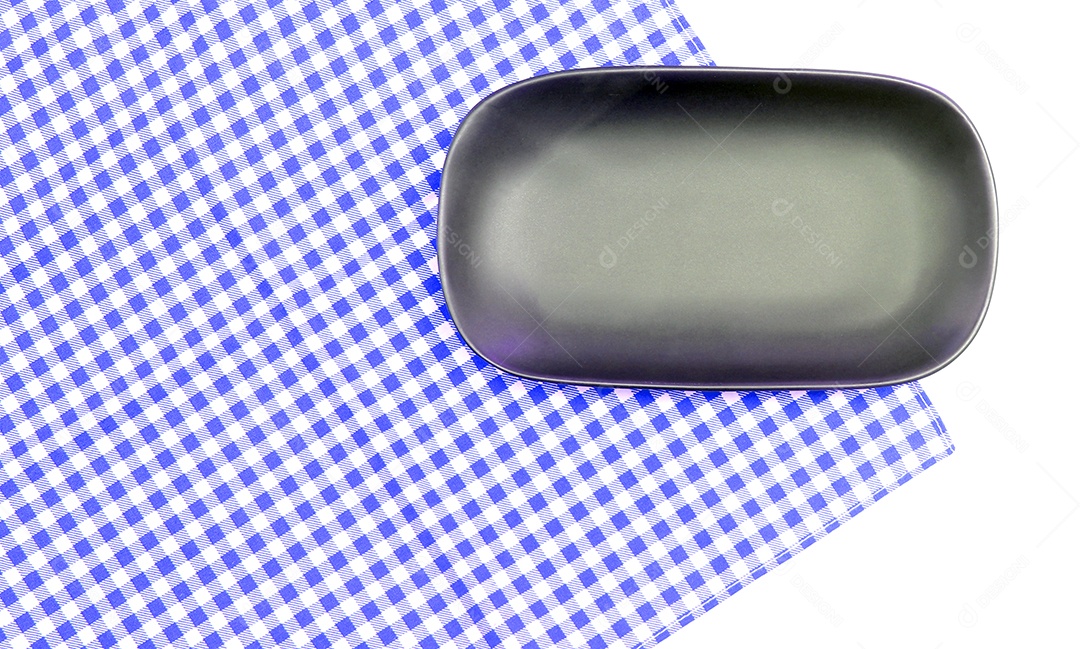 Prato na toalha de mesa no fundo branco