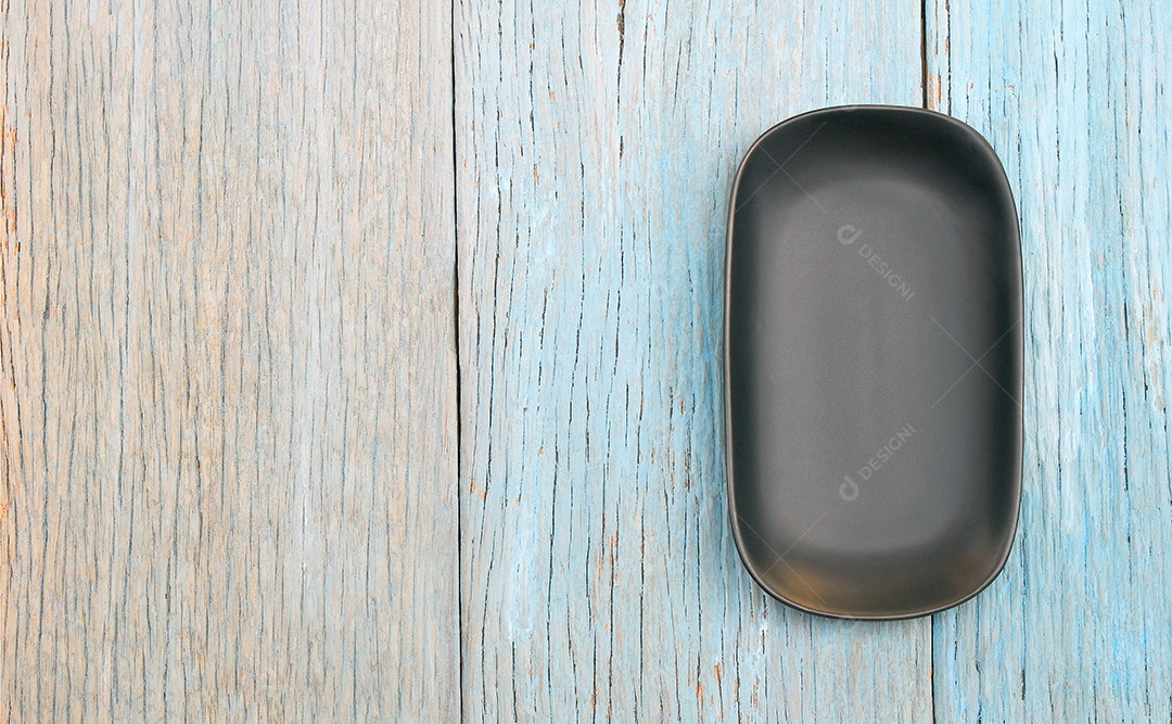 Prato na toalha de mesa no fundo branco