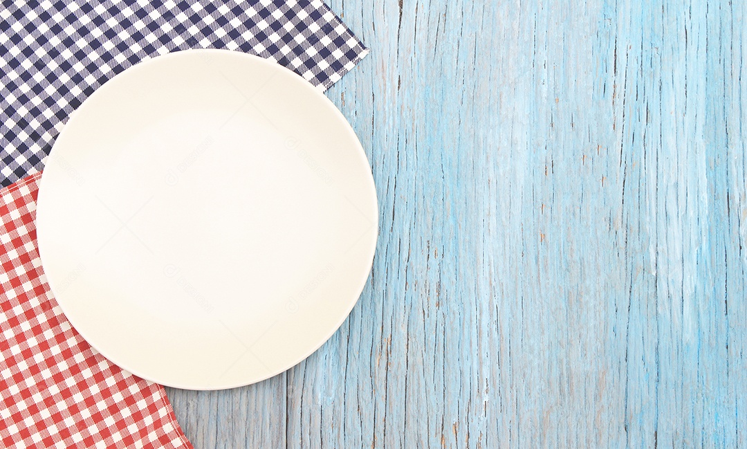 Prato na toalha de mesa no fundo branco