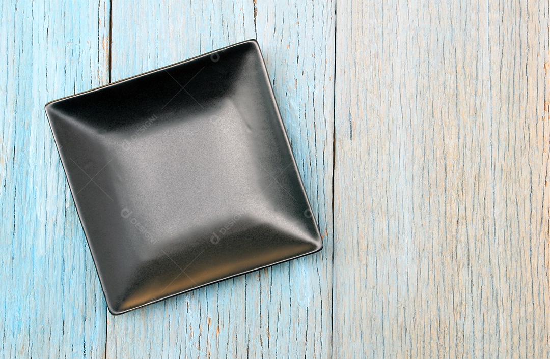 Prato na toalha de mesa no fundo branco