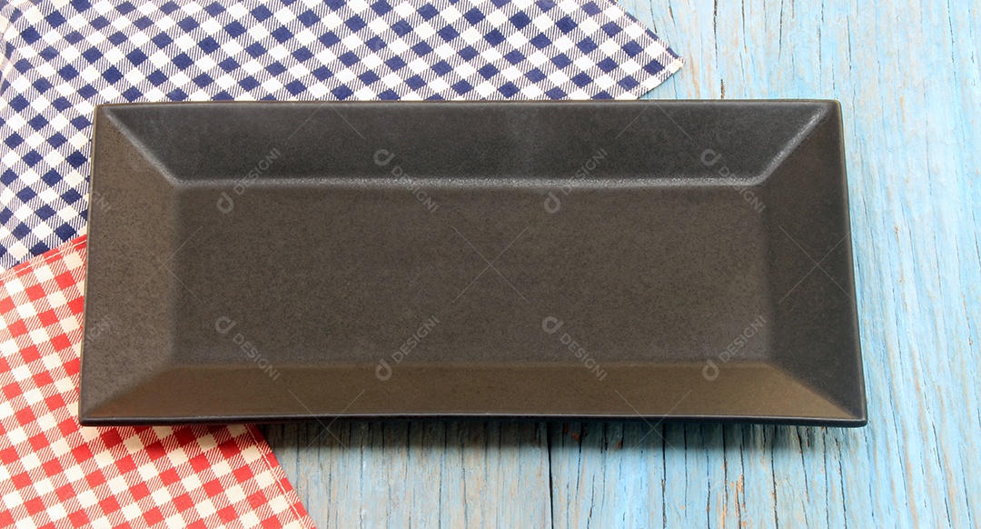 Prato no fundo da mesa de madeira