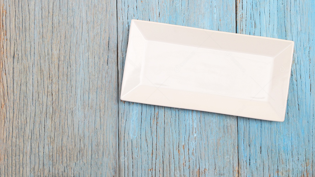 Prato no fundo da mesa de madeira