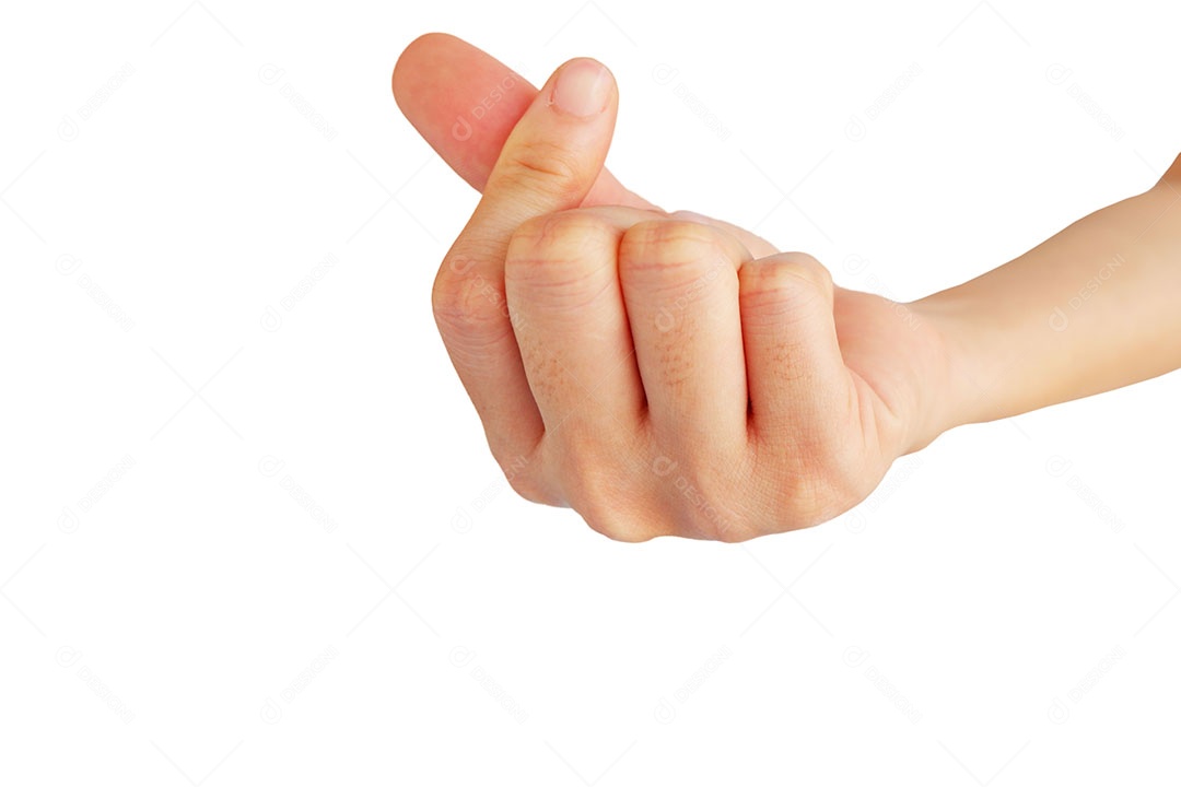 Mão da mulher asiática mostra o gesto que mini coração isolado no fundo branco