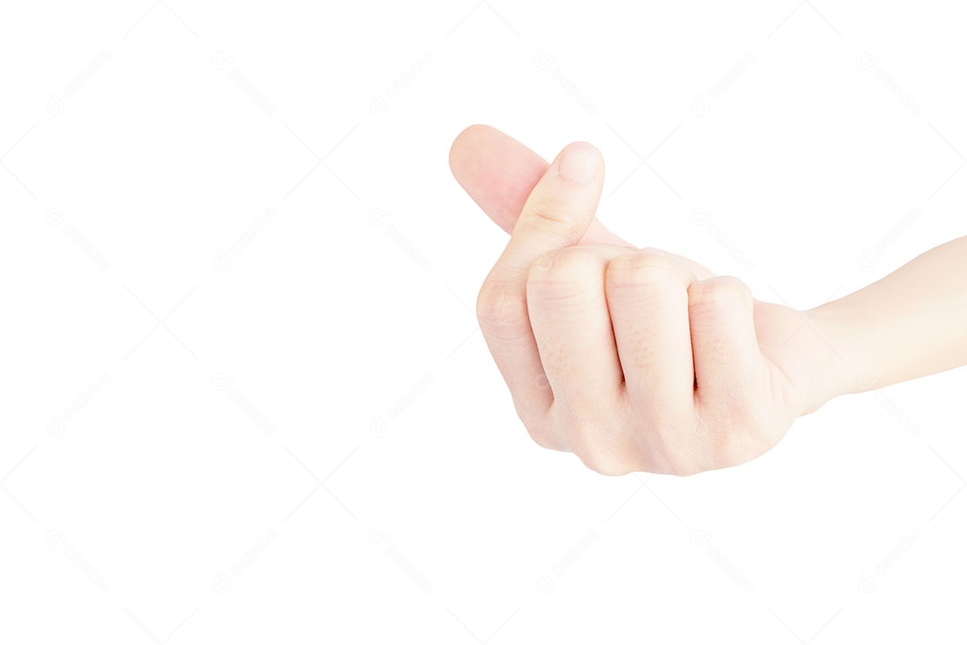 Mão da mulher asiática mostra o gesto que mini coração isolado no fundo branco