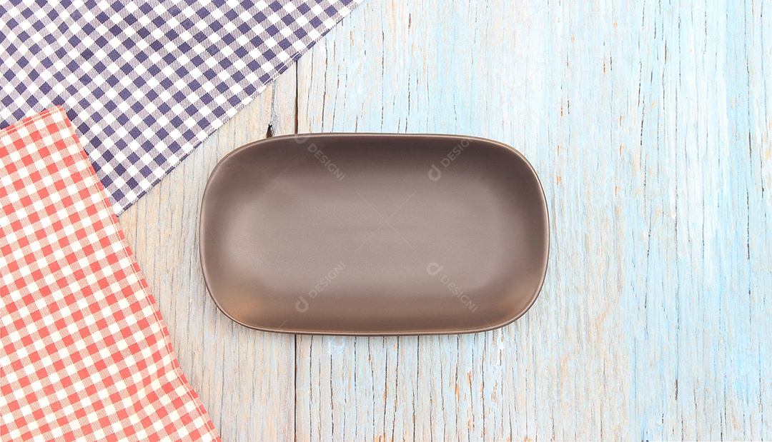 Prato no fundo da mesa de madeira