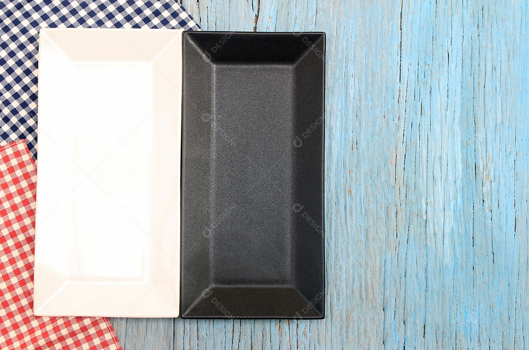 Prato preto e branco na toalha de mesa no fundo da mesa de madeira