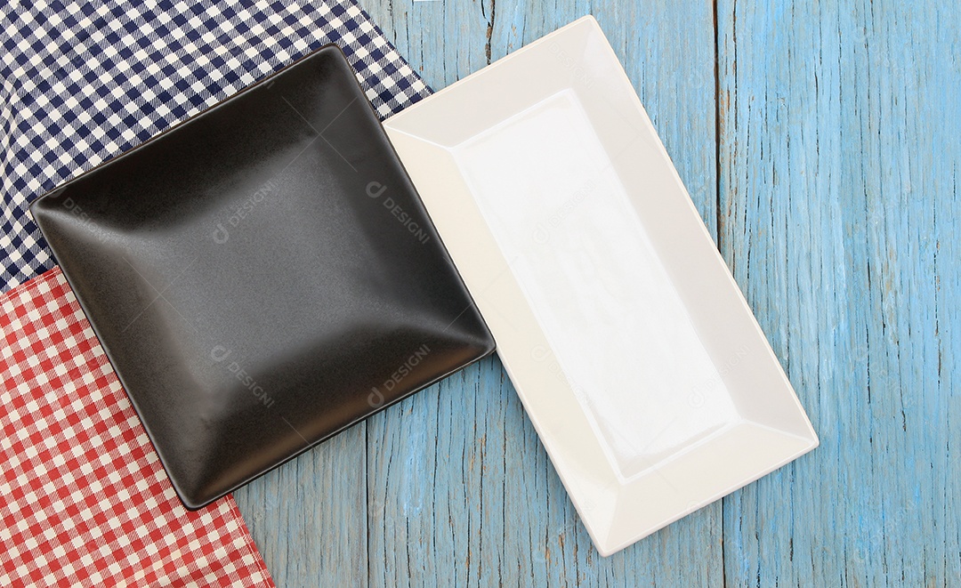 Prato na toalha de mesa no fundo branco