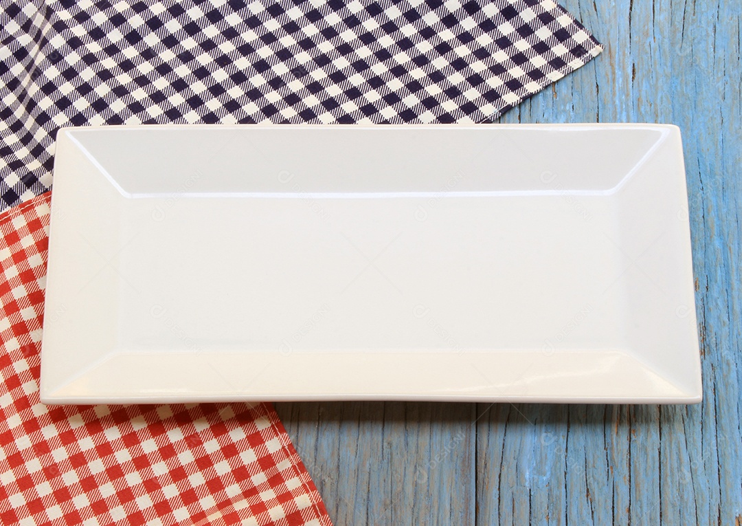 Prato na toalha de mesa no fundo branco