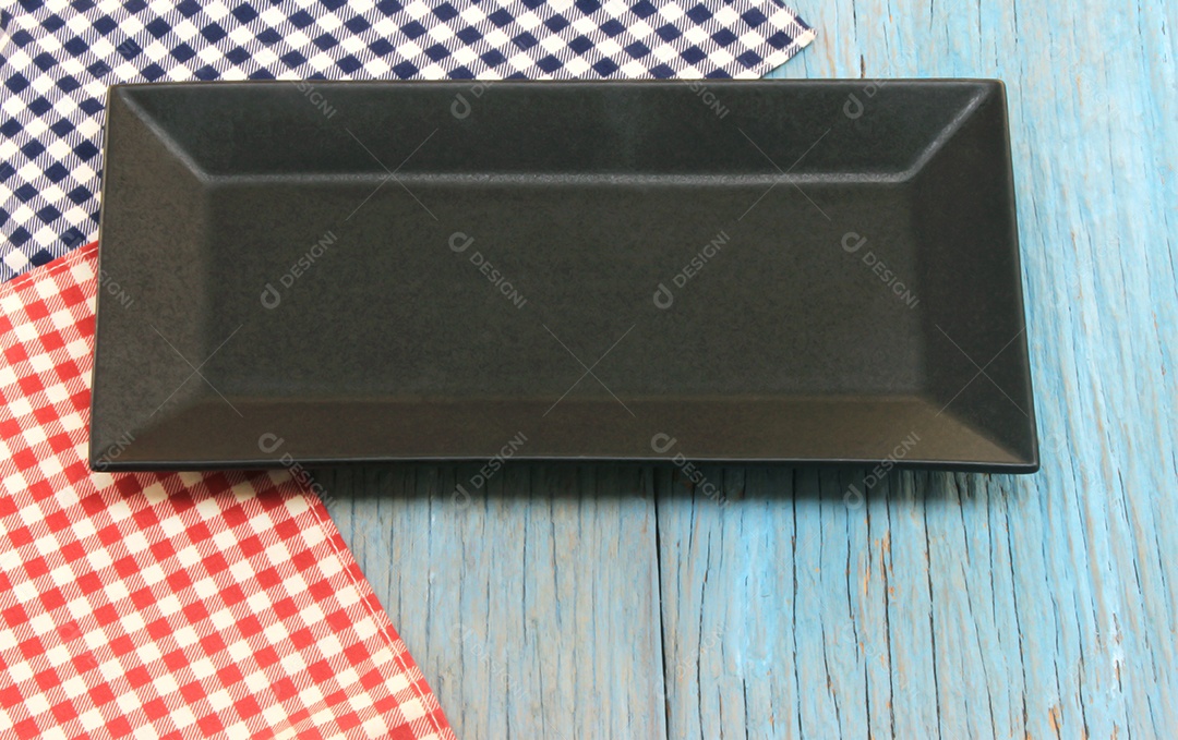 Prato na toalha de mesa no fundo branco