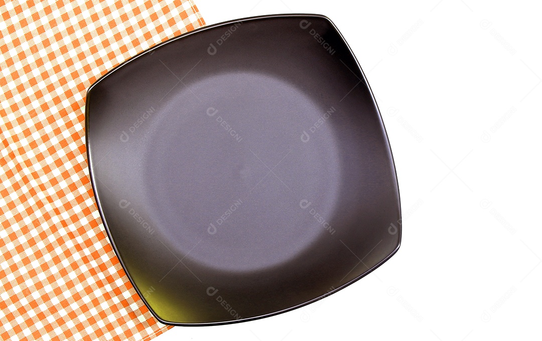 Prato na toalha de mesa no fundo branco