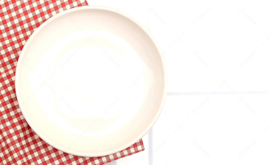 Prato na toalha de mesa no fundo branco