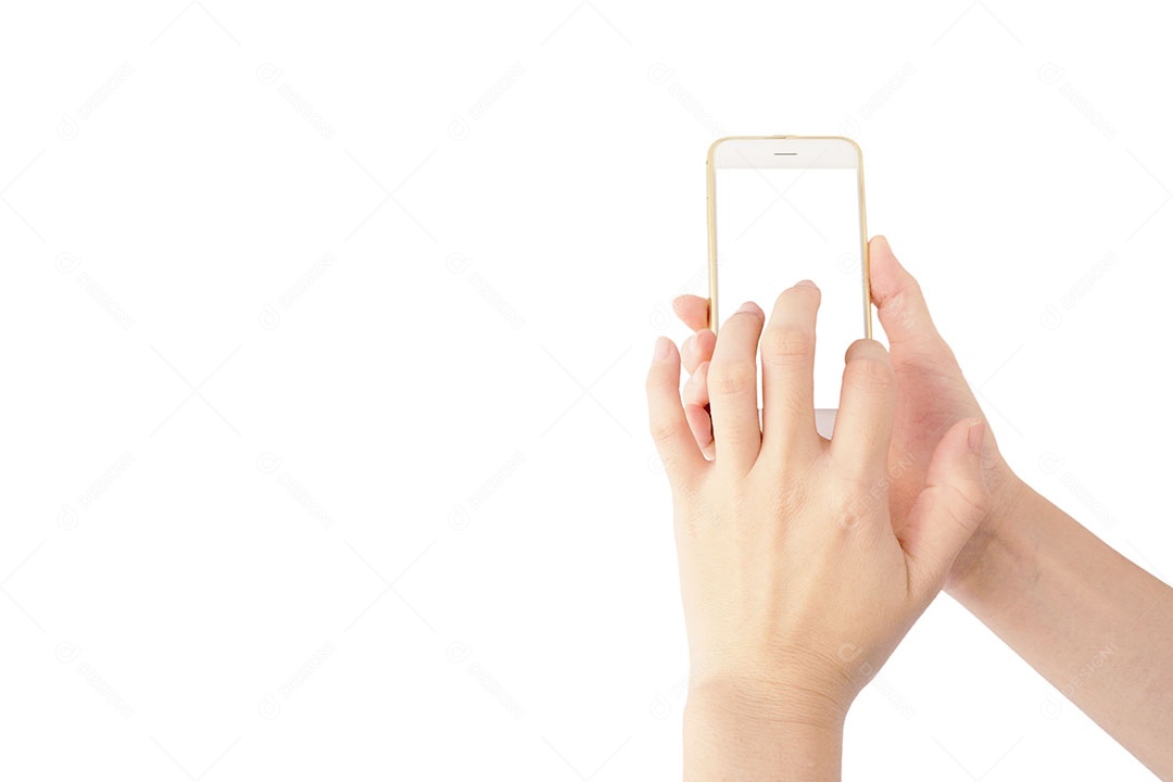 Mãos de pessoa sobre fundo isolado mexendo celular