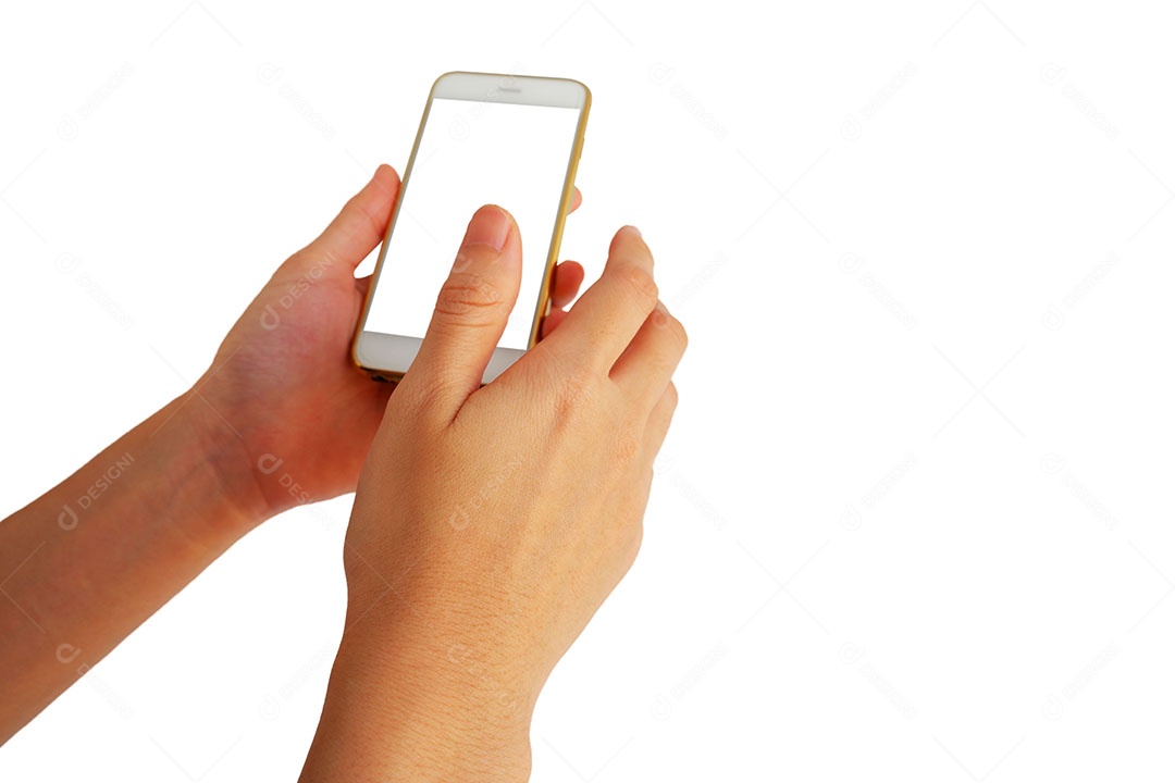 Mãos de pessoa sobre fundo isolado mexendo celular