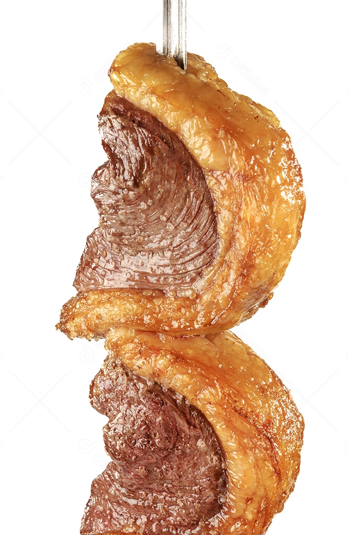 Bife de churrasco em espetos em fundo branco neutro. Picanha Brasileira.