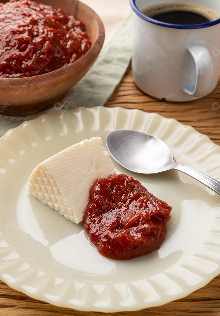 Goiabada, doce de goiabada com queijo da fazenda. Brasil caseiro típico