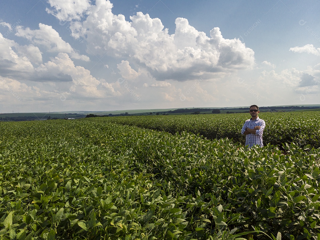 Homem agricultor sobre seu plantio