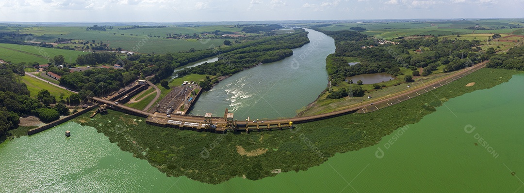 Vista aérea da barragem no reservatório com água corrente, usina hidrelétrica.