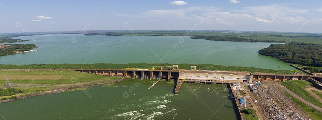 Vista aérea da barragem no reservatório com água corrente, usina hidrelétrica.