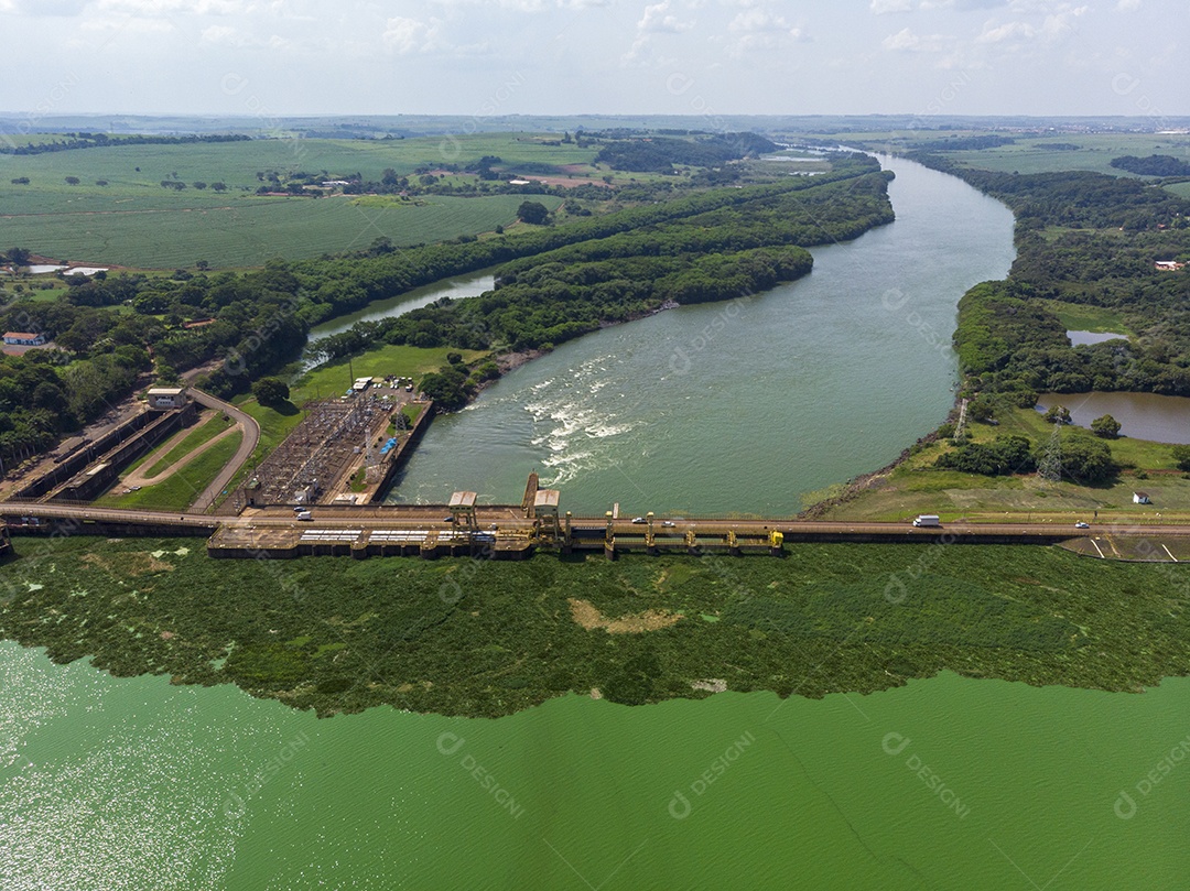 Vista aérea da barragem no reservatório com água corrente, usina hidrelétrica.
