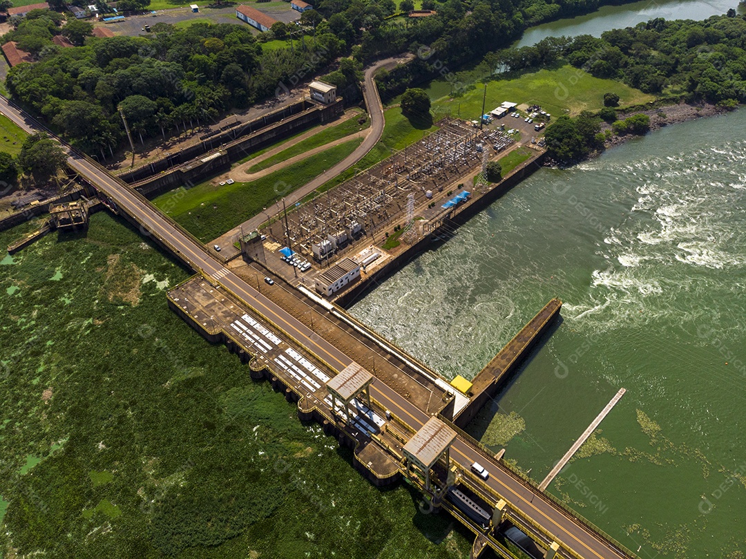 Vista aérea da barragem no reservatório com água corrente, usina hidrelétrica.