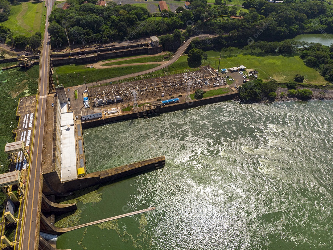 Vista aérea da barragem no reservatório com água corrente, usina hidrelétrica.