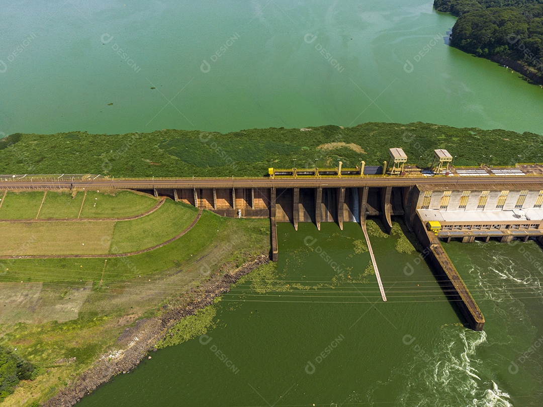 Vista aérea da barragem no reservatório com água corrente, usina hidrelétrica.