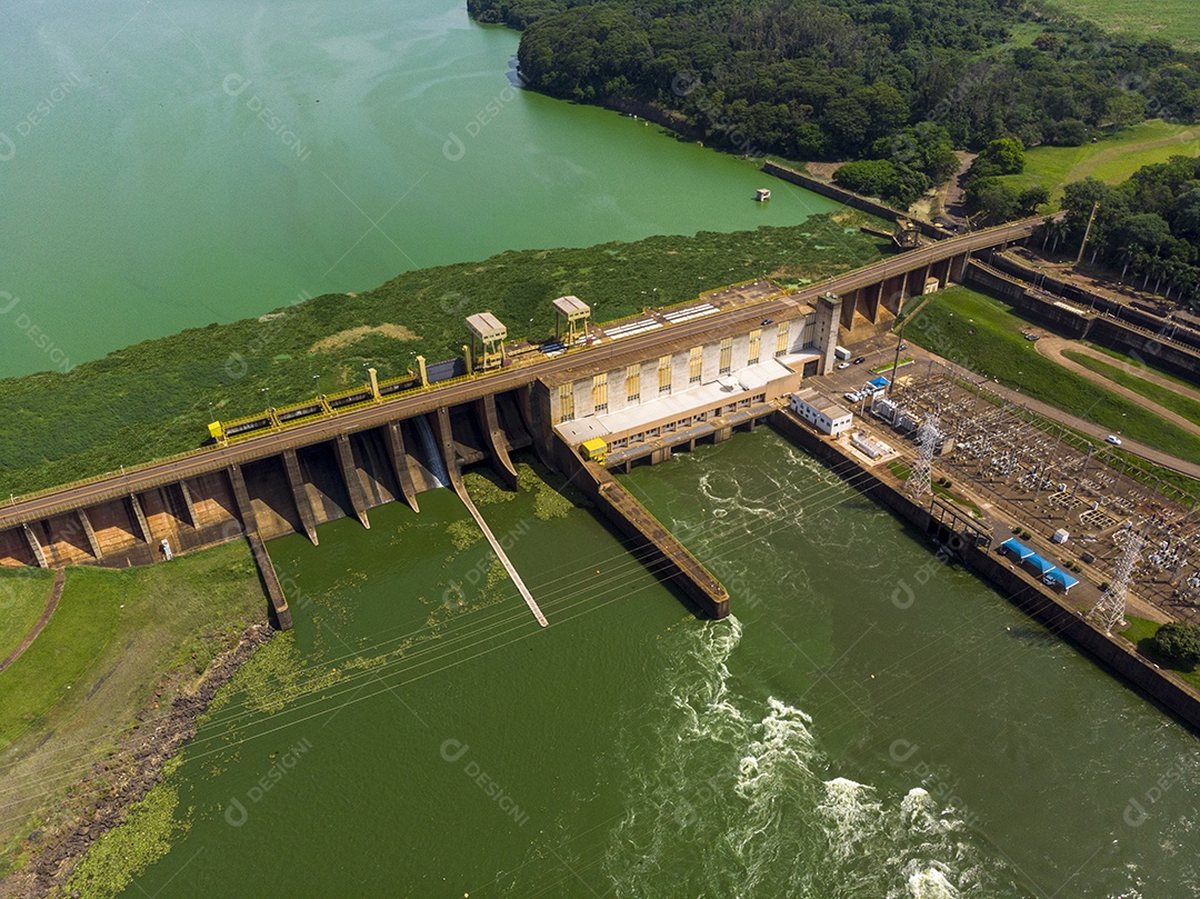 Vista aérea da barragem no reservatório com água corrente, usina hidrelétrica.